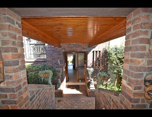 5 BEDROOM TOWNHOUSE FOR SALE IN LINKSFIELD